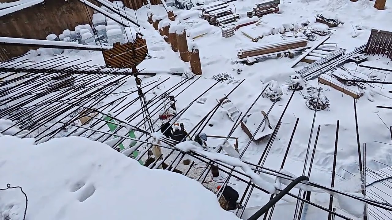 На Селигерской на стройке с коллегой на разной высоте 