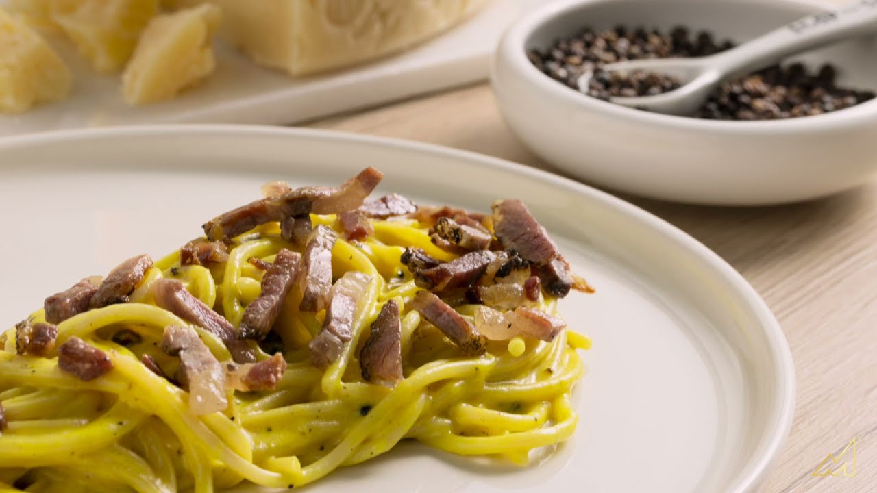 Carbonara di spaghetti al Montasio, curcuma e pancetta
