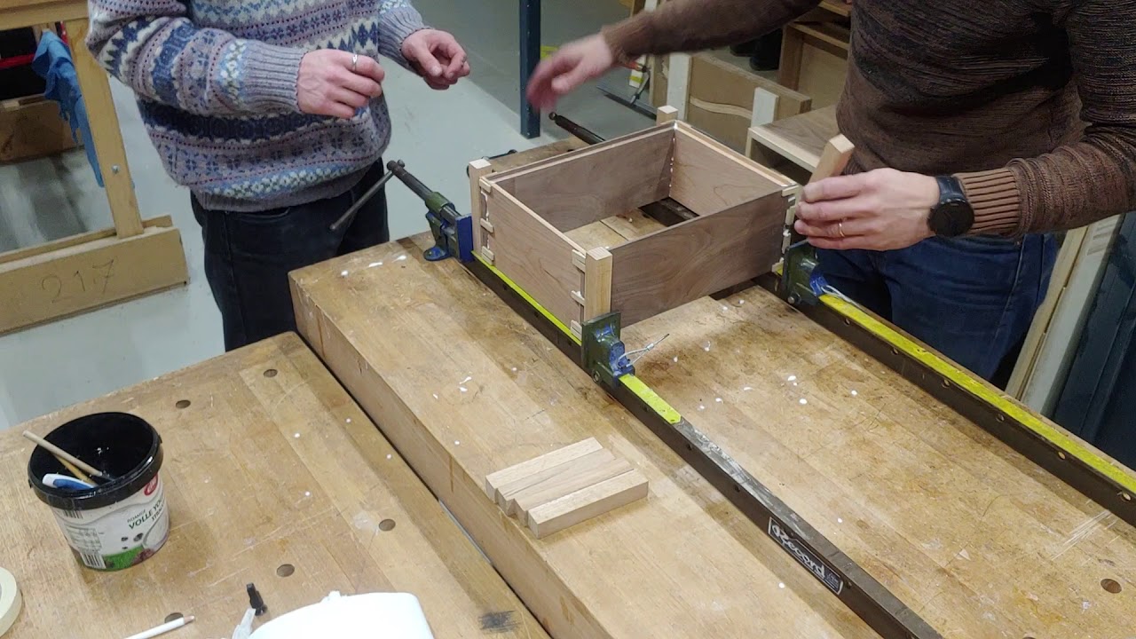 Lijmen kistje met zwaluwstaarten en verstek