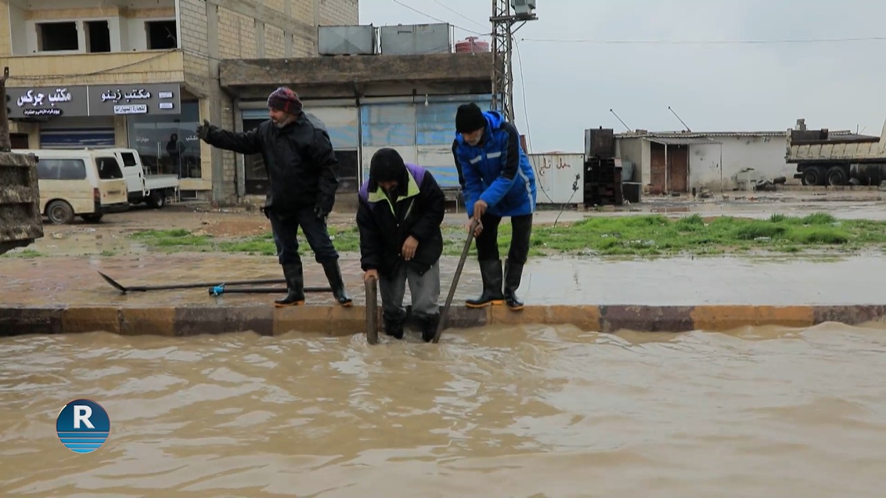 أمطار غزيرة في الجزيرة تتسبب بانسداد الفوهات المطرية وتسرب المياه إلى المنازل