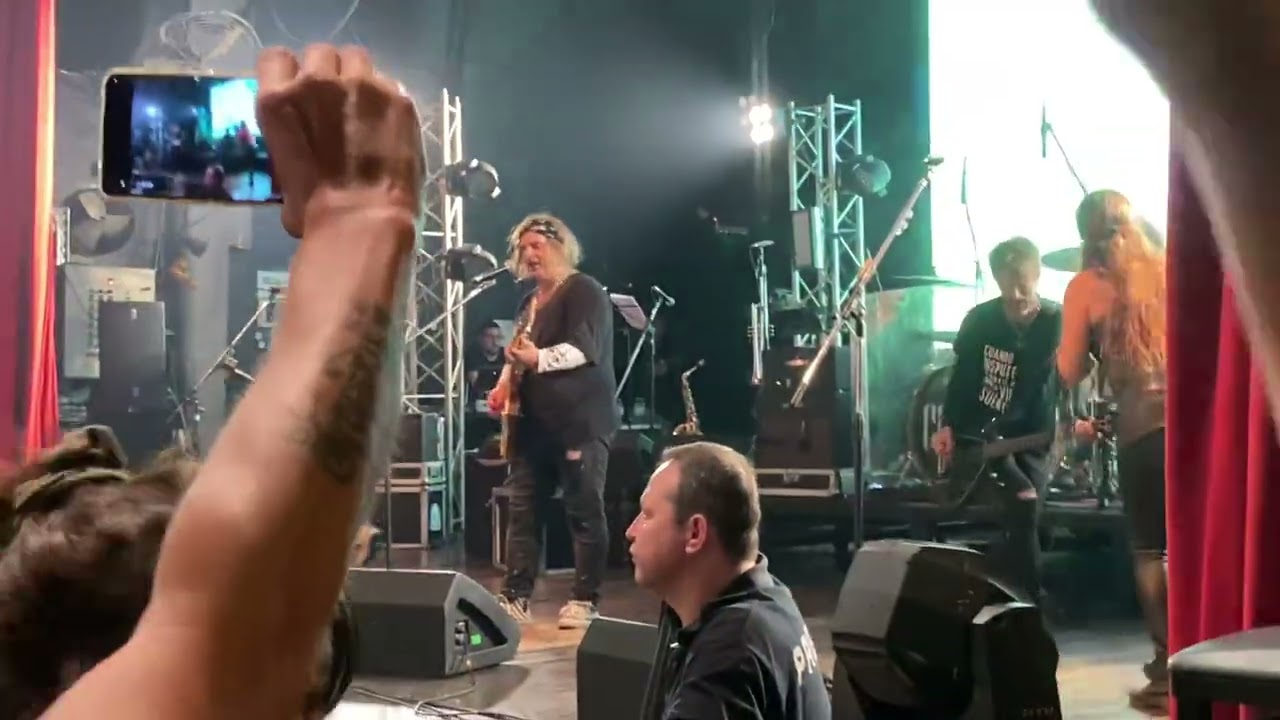 Caras extra&ntilde;as - Asi es el rock and roll ( teatro flores )