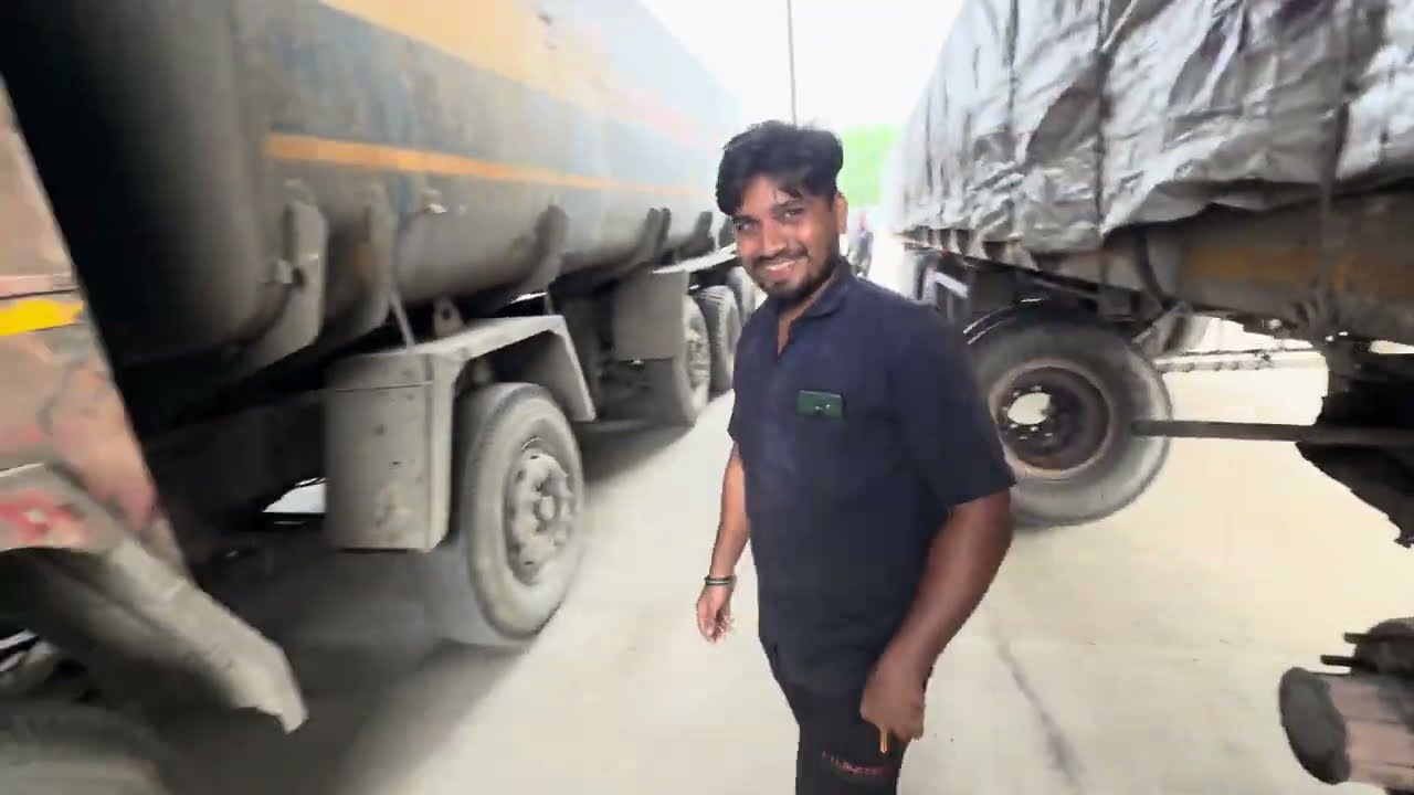 Hazar dous Truck ki hub greasing karne mein mistri ki halat hui kharab 🥵