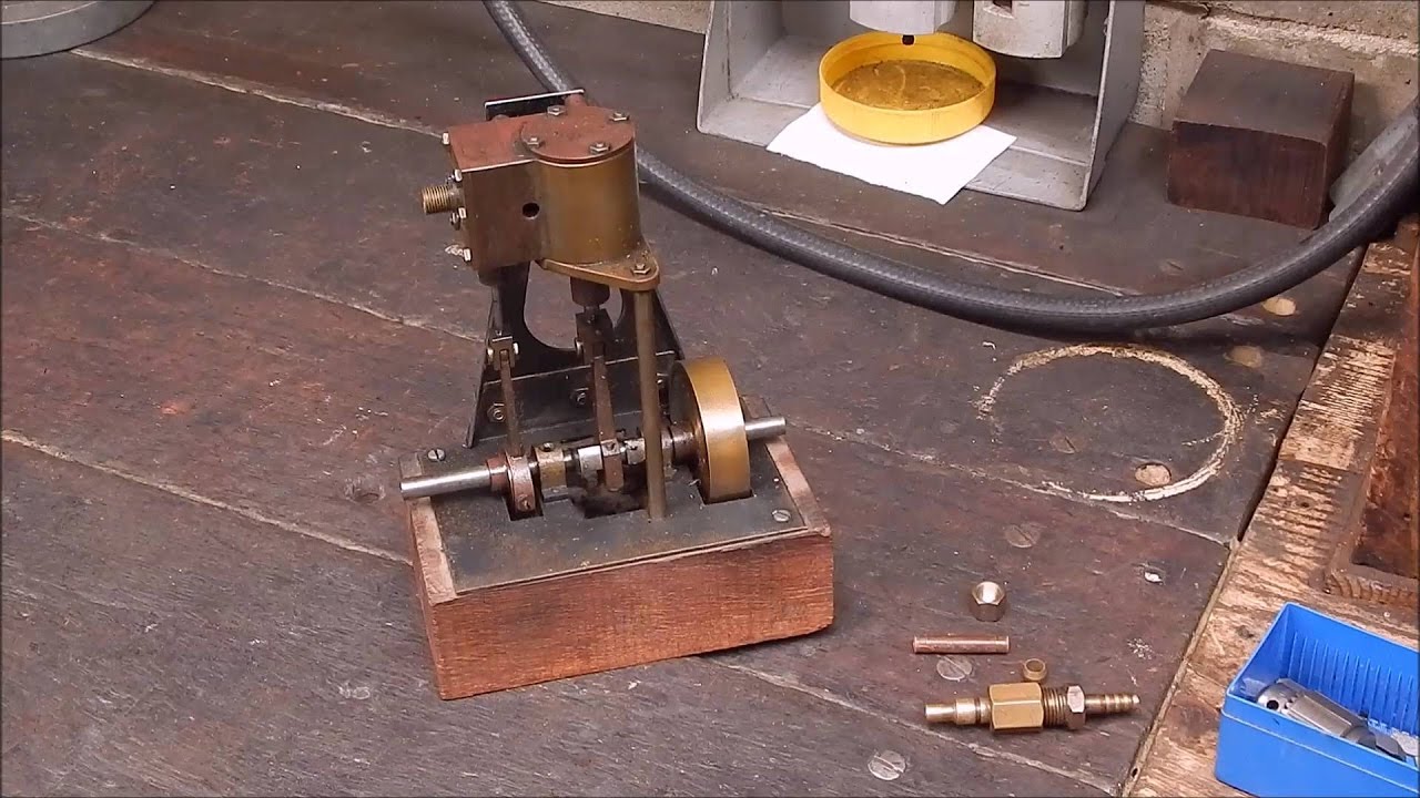 A classic old model steam engine runs again