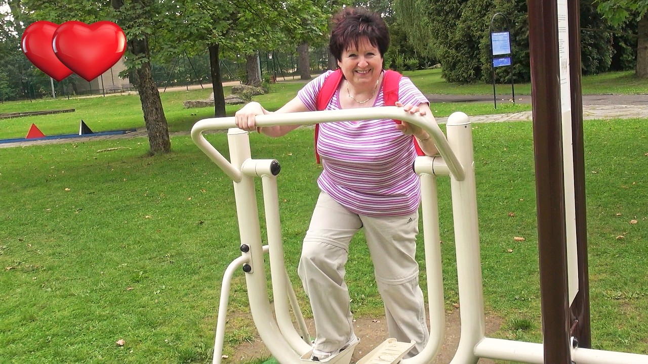 ❤️ Helenka 😍 si užívá cvičící stroje - Bludov lázeňský park, 11.8.2012, 4K