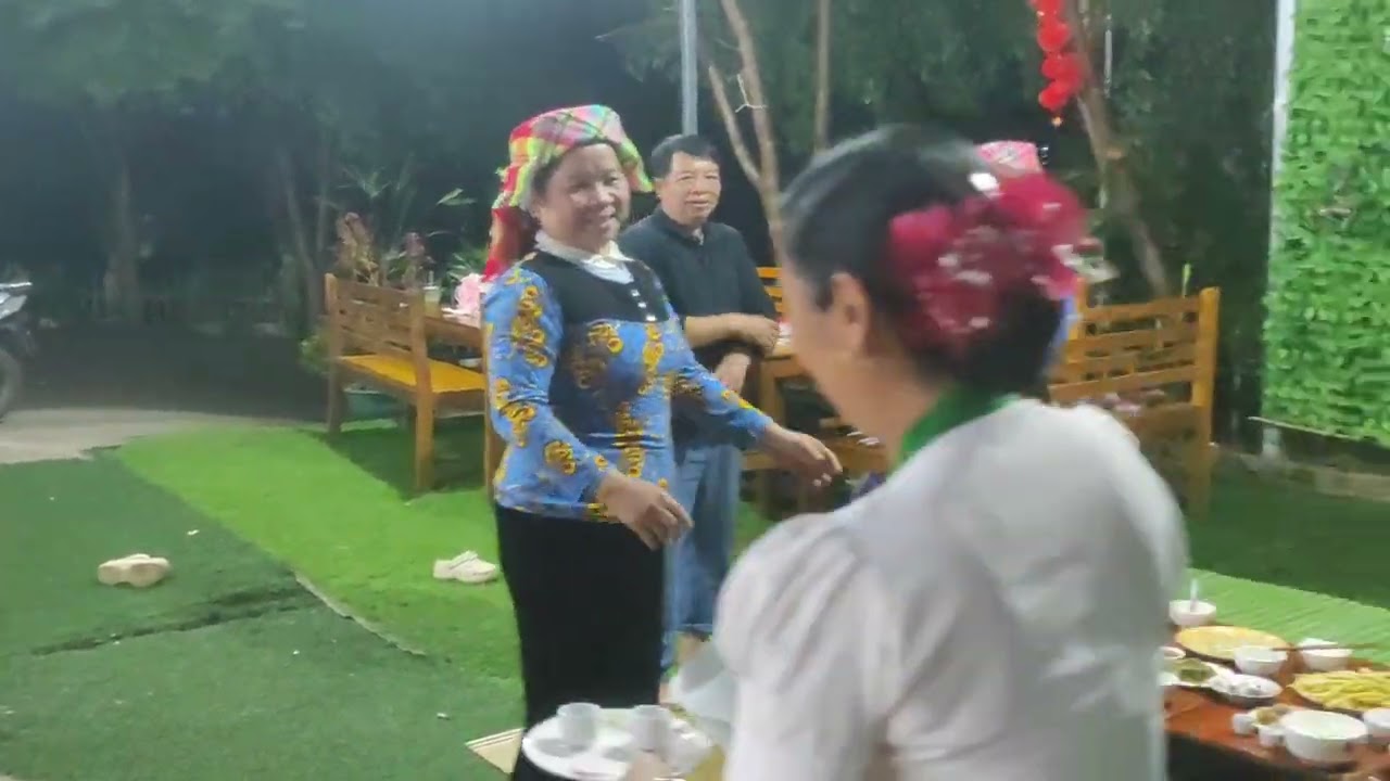 Ông Lò Văn nhại hoa ly tặng phụ nữ mùng 8 tháng 3