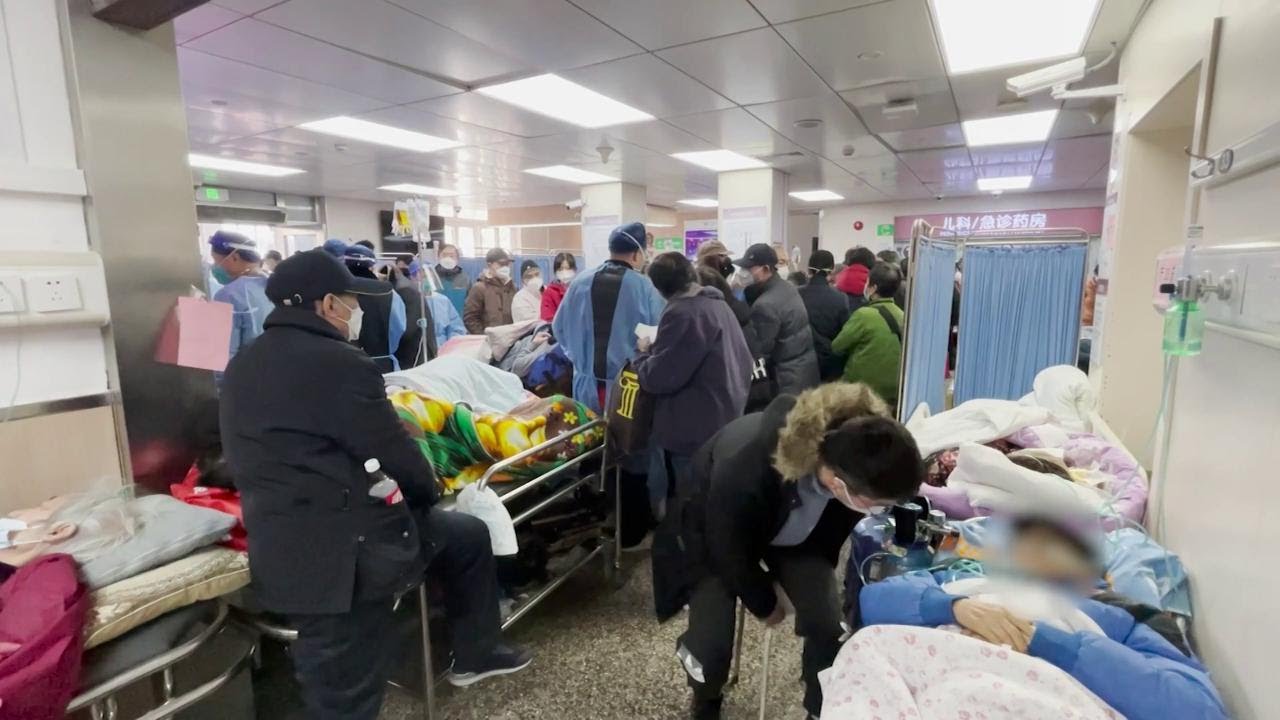 Cina, la nuova ondata Covid travolge gli ospedali: folla e caos a Shanghai