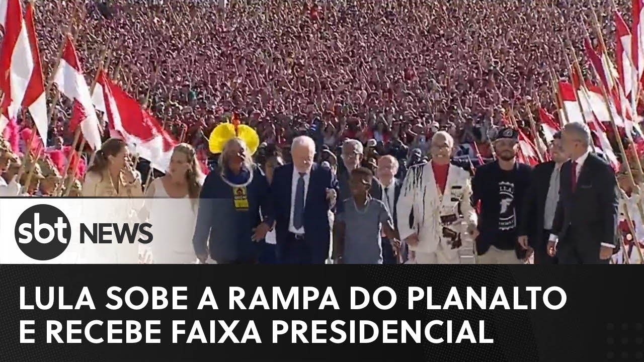 Lula sobe a rampa do Palácio do Planalto e recebe faixa presidencial | SBT News