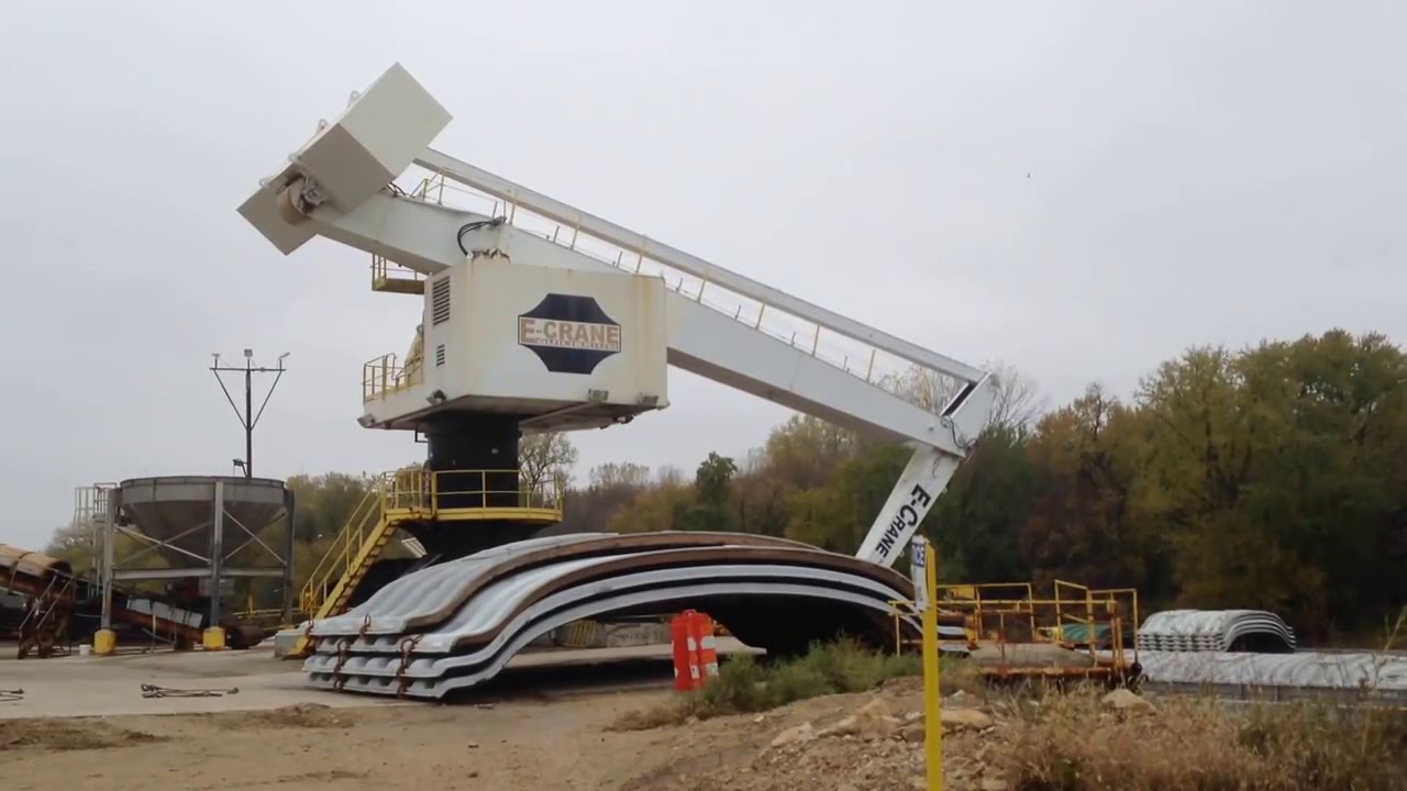 Gr&uacute;a E-CRANE SERIE 700 descargando grano: Pacmachinery