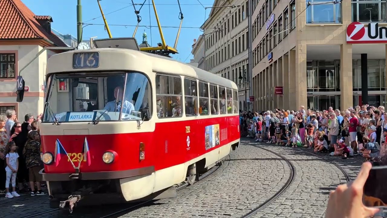 Straßenbahnkorso am Náměstí Republik 150 Jahre Straßenbahn in Prag.