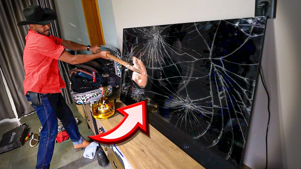 QUEBREI A TELEVISÃO DO QUARTO DO REI DO GADO