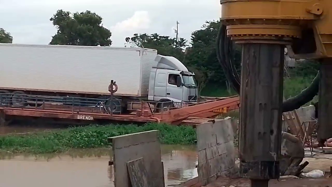 essa é a máquina que bate os pilares da ponte 