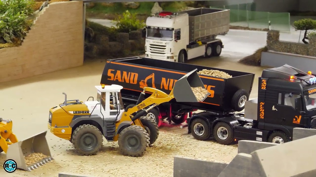 Crazy RC Wheel load driver loading 1/14 scale rc dump truck at MTC Osnabrück