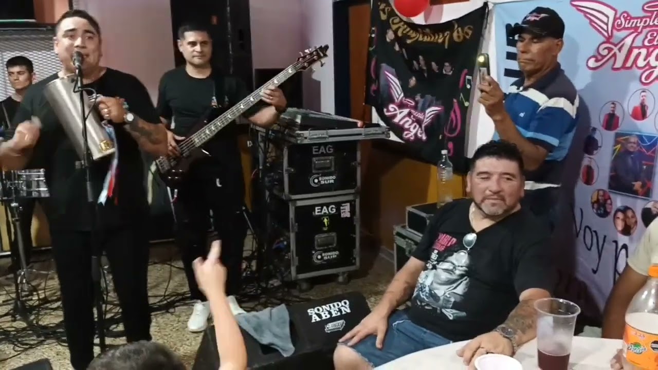 Reyna Cumbia junto a Simplemente el Angel 