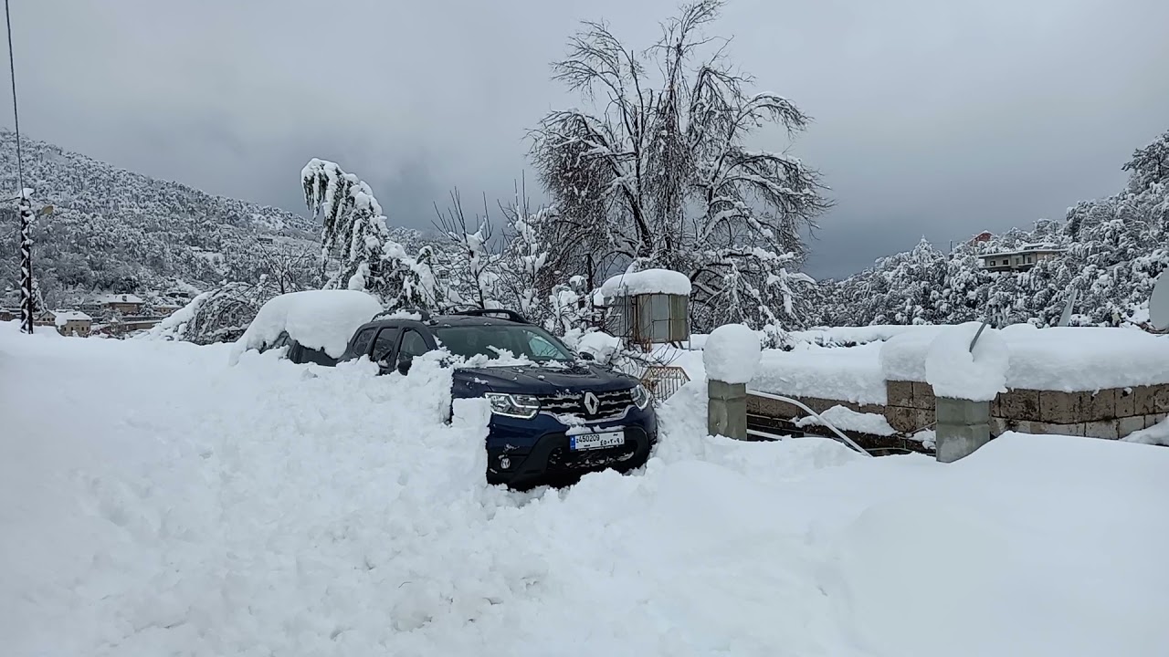 renault / dacia duster in snow without winter tires, only all season tires.