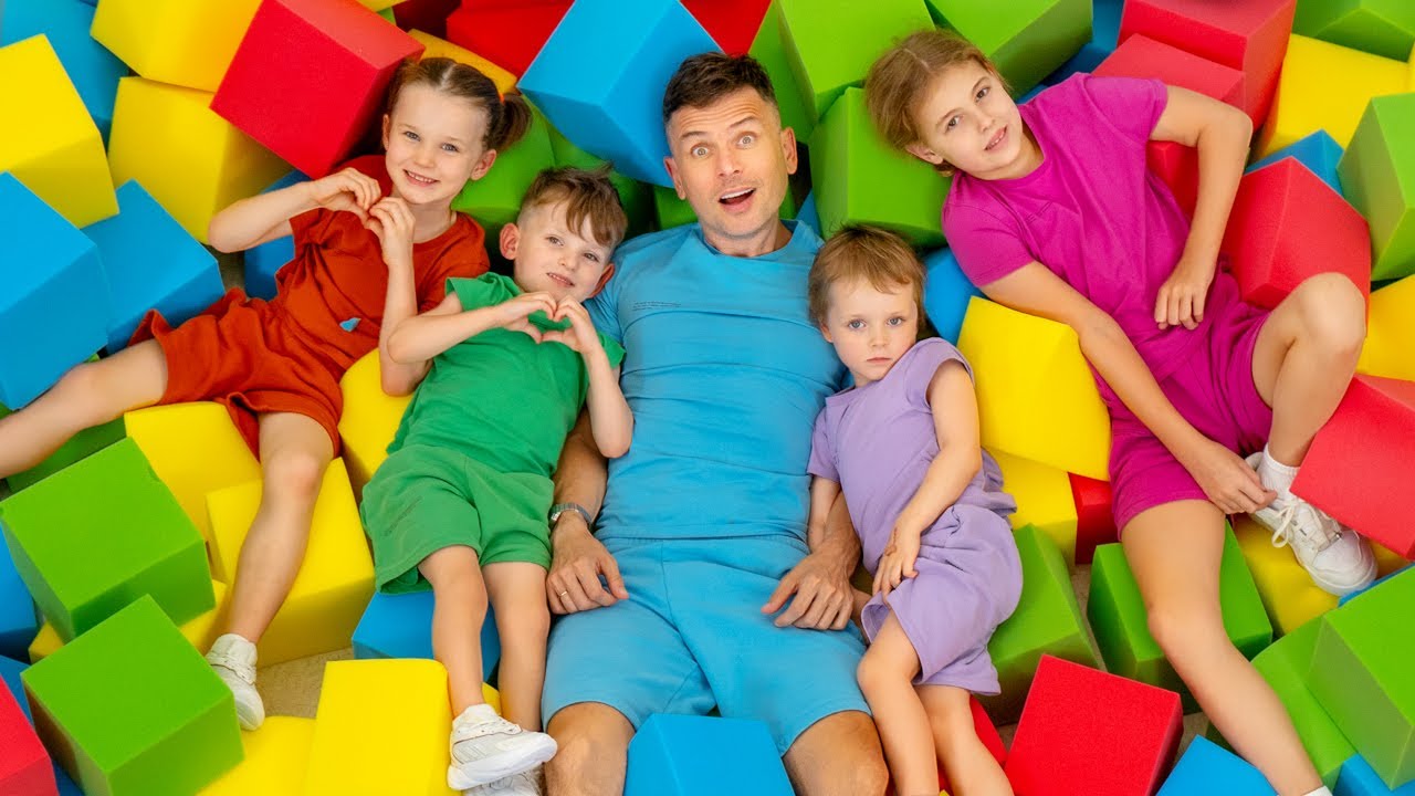 F&uuml;nf Kinder spielen Spiele mit vier Farben