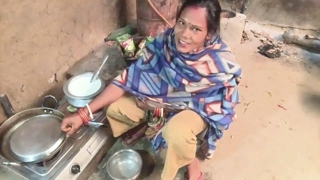 बैंगन आलू की तरकारी बना रही है