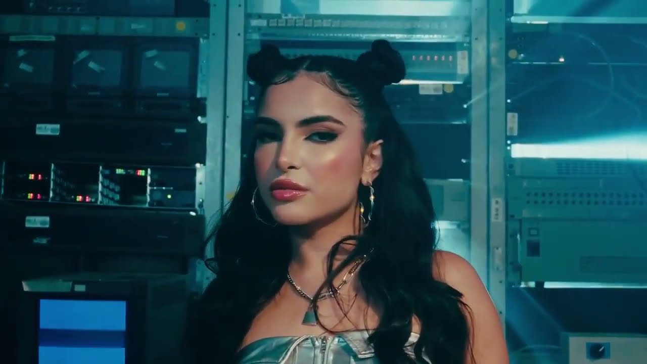 BRIELLA - UN BETA (VIDEO OFICIAL) AL MANDO