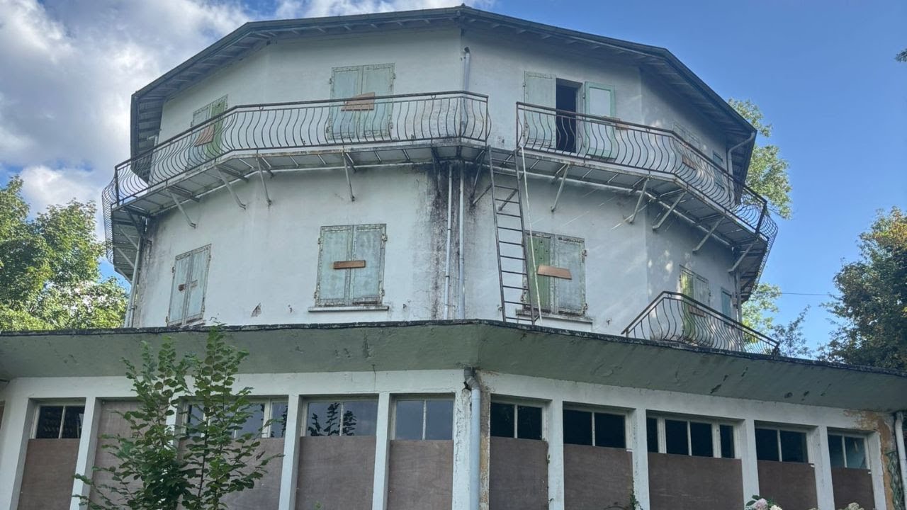 Découverte en paddle de la maison ronde (hôtel) abandonnée du lac...