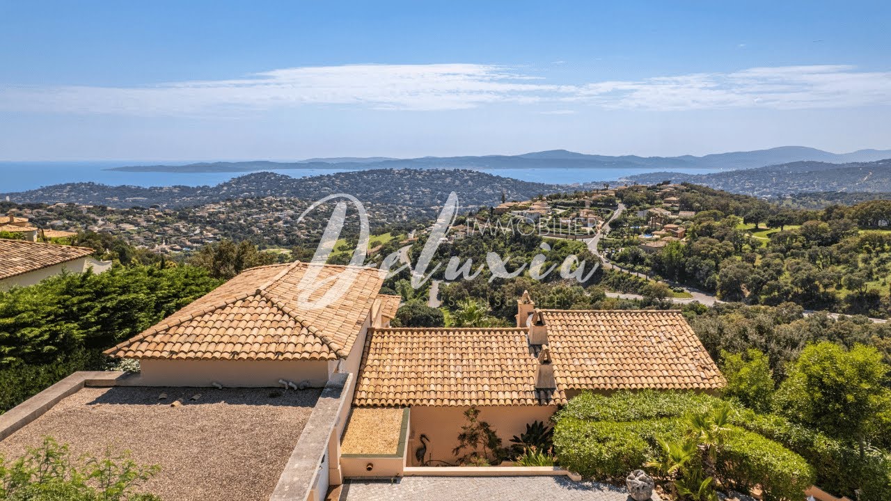 Élégante villa provençale avec vue mer et piscine, sur les hauteurs du Golf à Sainte-Maxime.