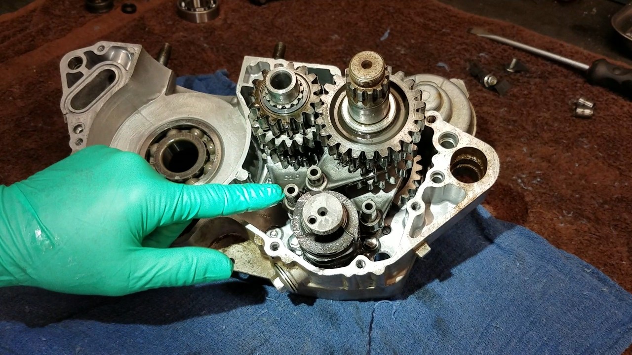 1:11 Снятие и установка трансмиссии 2-тактного двигателя YZ250 (простой способ). Установка коробк...