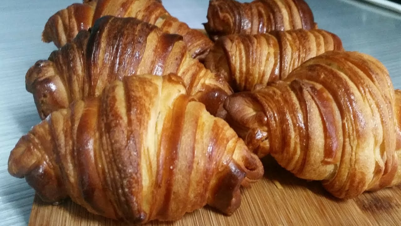 كرواسون (كرواصة) مثل الذي يباع في المخابز بعجين مورق خامر من اسهل ما يكون/croissants au beurre