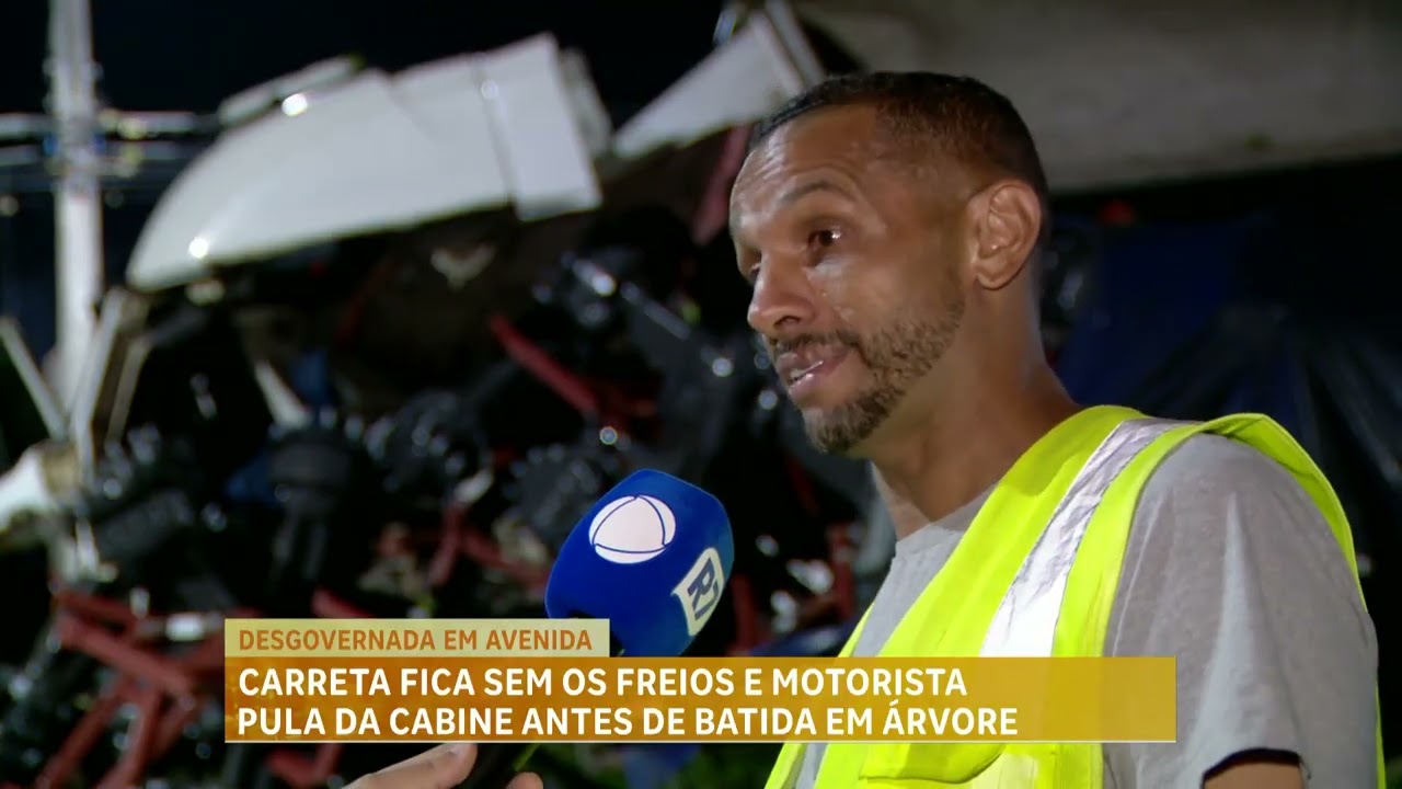 Carreta desgovernada colide com árvore em Contagem, na Grande BH, e motorista sai ileso