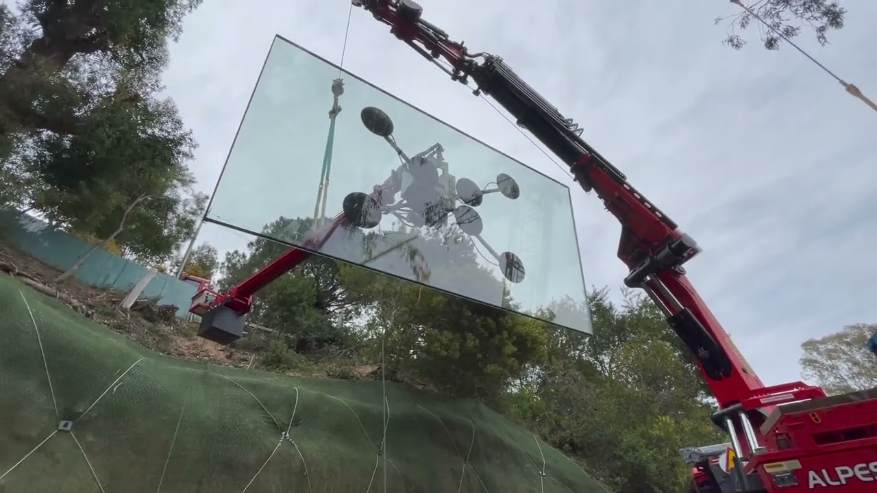 Pose d'un verre de grande dimensions avec palonnier poutre déporté! 2 tonnes à 27 mètres !!
