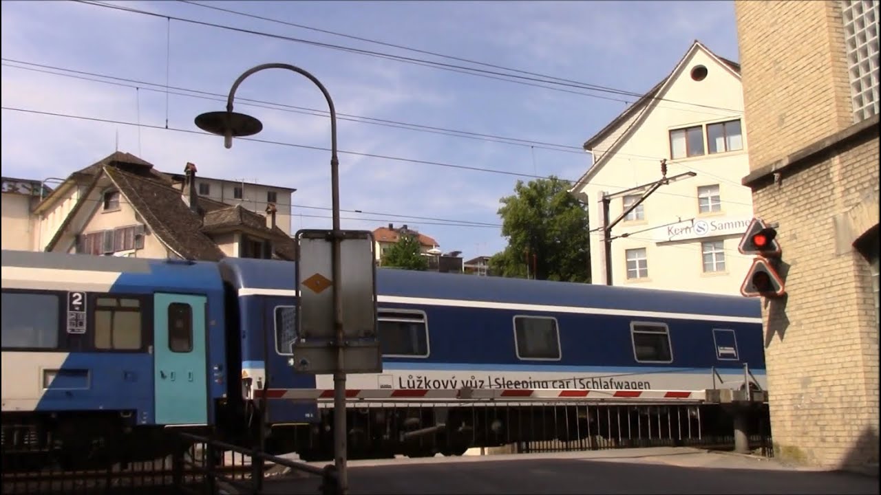 Bahnübergang Wädenswil (CH) mit 2 Nightjets / Euronights / Spoorwegovergangen Zwitserland