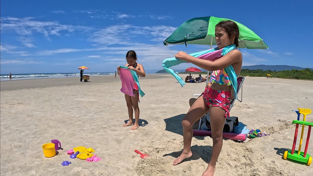 Na areia da praia 🏖️, quando estiver 🫠 coloque a camiseta de proteção solar ☀️
