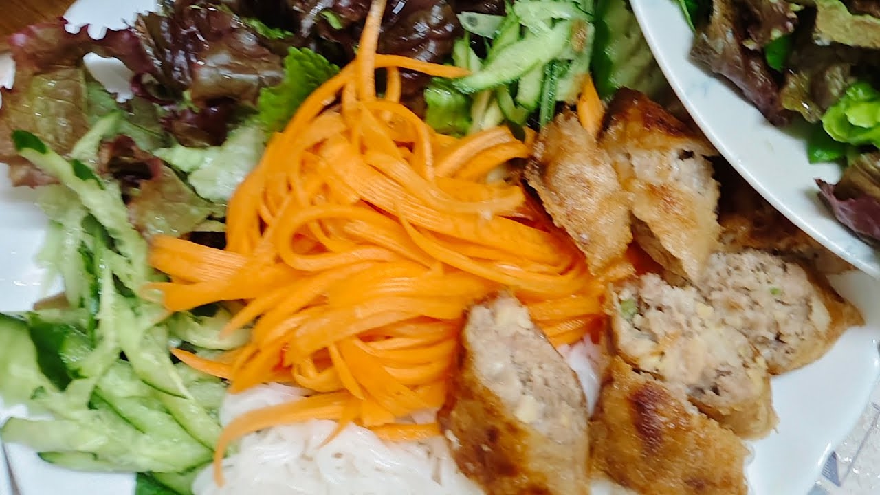 Mời cả nhà dùng bún chả giò 