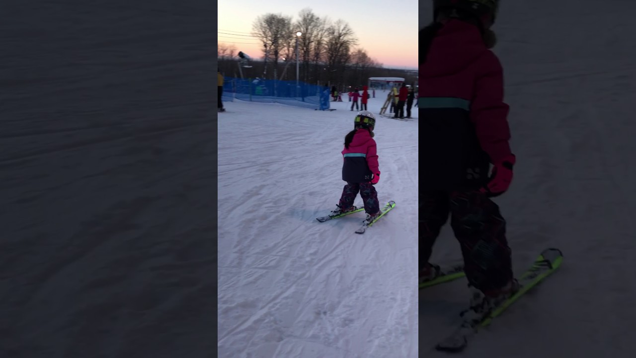 La fille de 8 ans, premier fois qu'elle fait du ski!
