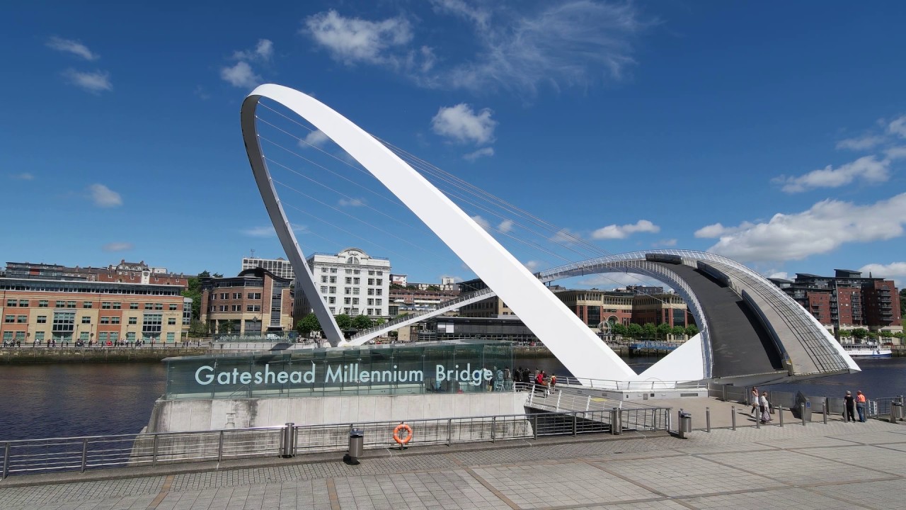 Tilting opening of Gateshead Millenium Bridge (Newcastle upon Tyne)