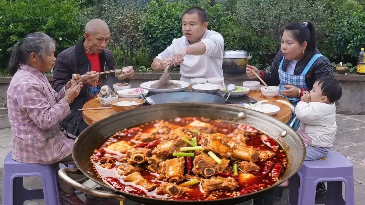 天气变凉，今天做一锅排骨火锅，一家人其乐融融一起吃！