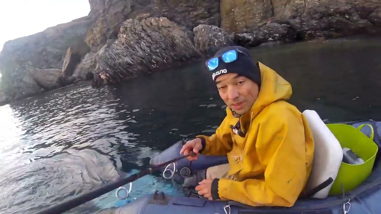 un FLOAT-TUBE,une CANNE,un LEURRE la pêche en mer c'est le pied