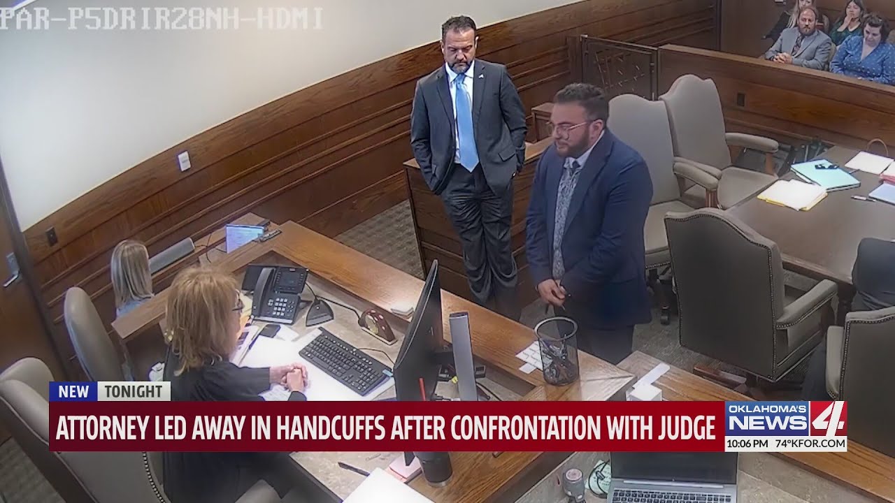 Адвоката увели в наручниках после конфликта с судьей.