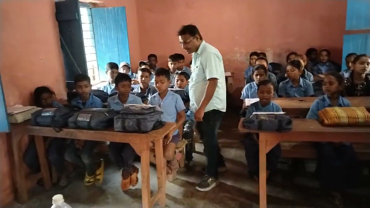 सुबह ( कविता ) सूरज की किरणें आती हैं, सारी कलियाँ खिल जाती हैं।