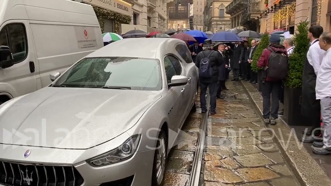 Milano, il commosso omaggio dei dipendenti al 