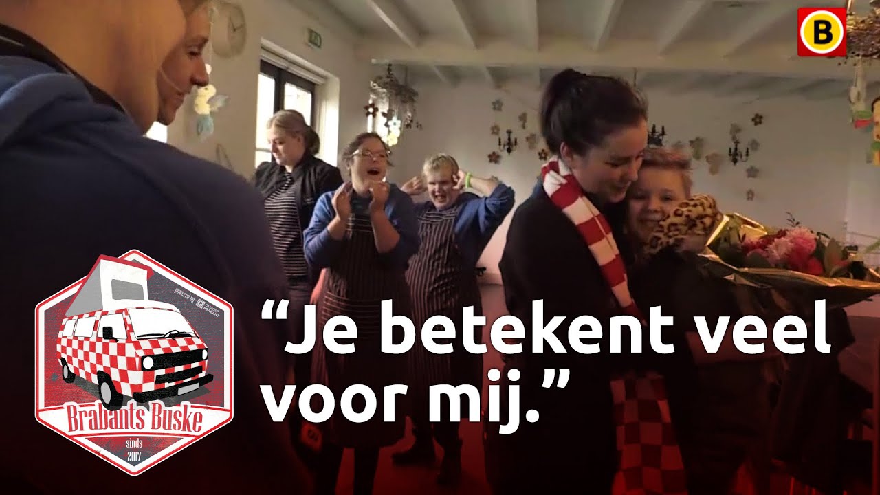 Alyssa geeft vriendin van zorgboerderij een bloemetje: 