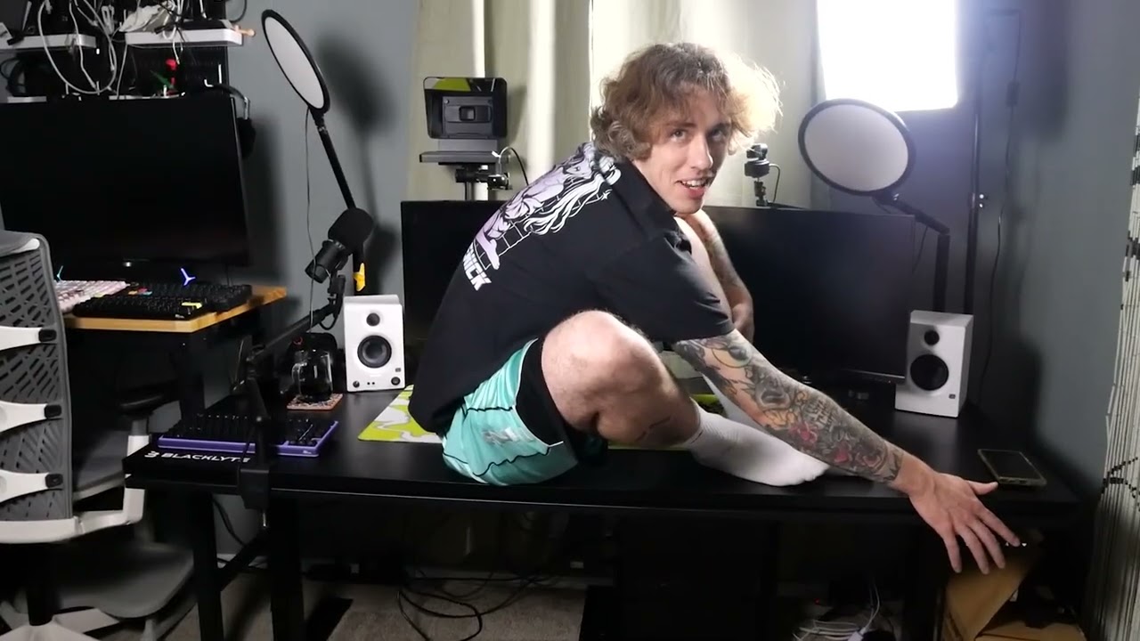 I Sat On This Desk And It Lifted Me To Heaven - Blacklyte Atlas Lite Review