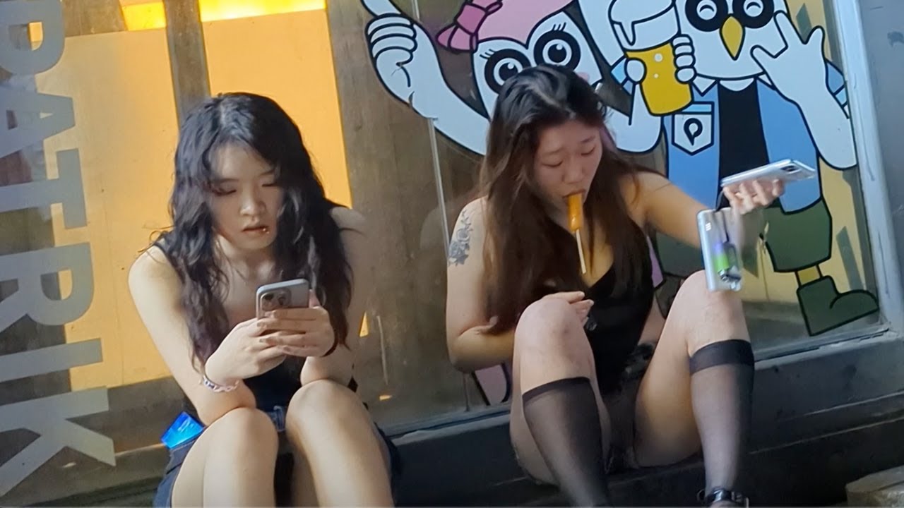 How is China now？girls are so nice in Guangzhou city，who are they waiting？ 实拍广州街景，姑娘实在太饿，街头坐下吃起了香肠！