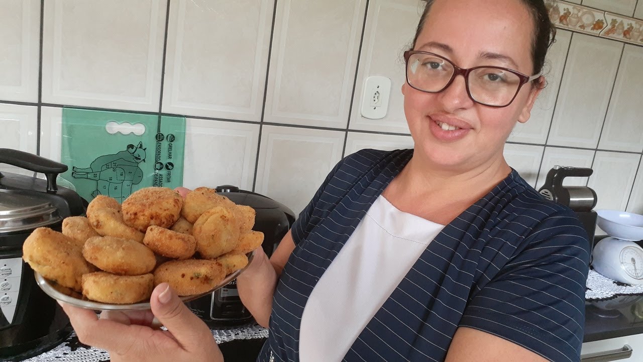 BOLINHO DE BATATA COM PRESUNTO E QUEIJO