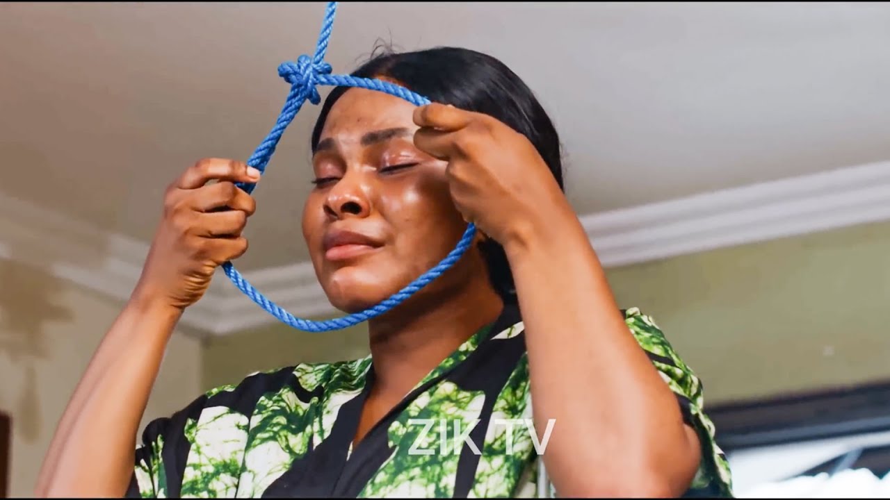 MKE AJINYONGA BAADA YA MUMEWE KUCHITI NA BOSS WAKE KAZINI (PENZI LA BOSS NA MFANYAKAZI WAKE)