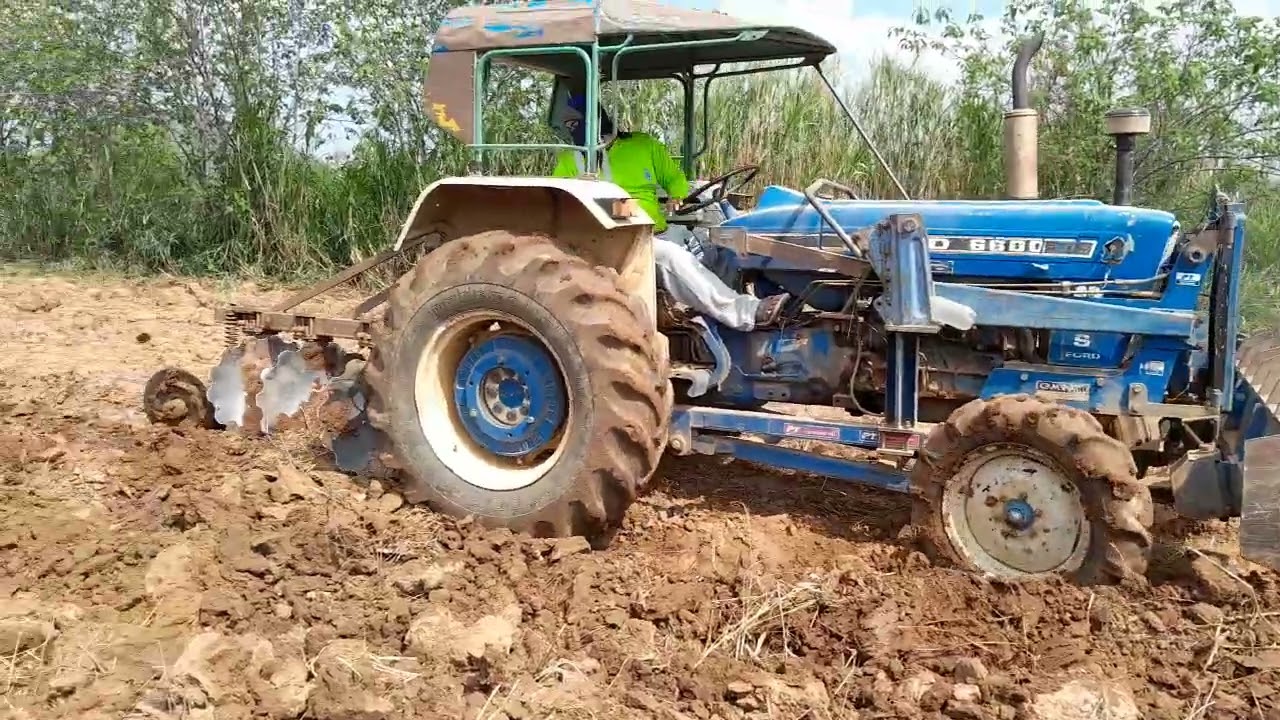 พาชมรถไถFord5000ไถบุกเบิกเตรียมดินปลูกอ้อยครับ ประมาณ2ไร่ครับ
