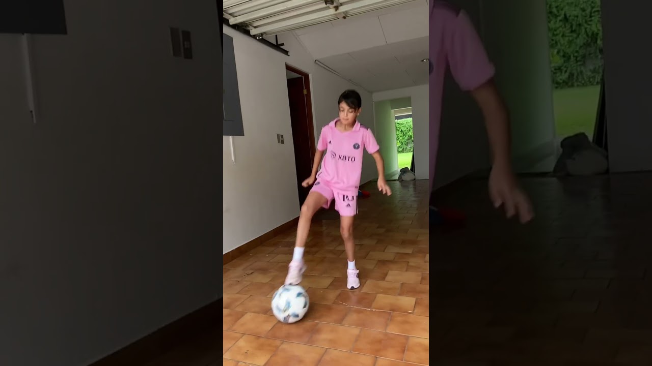 &iquest;Cualquiera puede pisar el bal&oacute;n as&iacute;?✅✨⚽️ #aprende #futbom