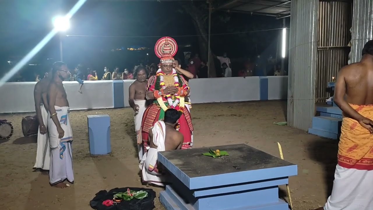 TRIKKANNAD MOOVALAMKUZHI CHAMUNDI THEYYAM PART -1