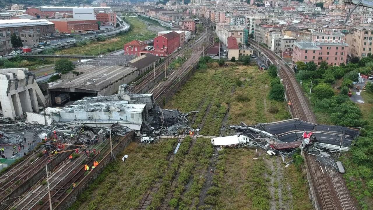 Genova, crolla ponte Morandi: il disastro ripreso dal drone