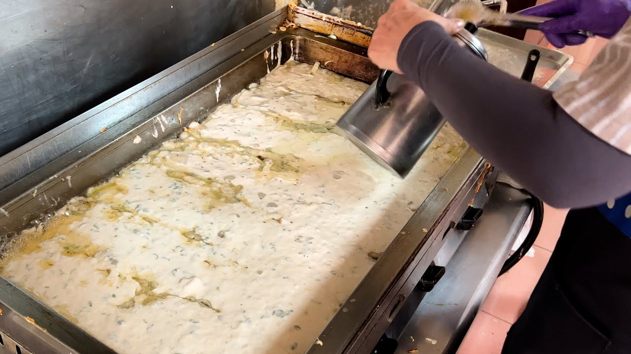 Giant Crispy Omelet Pancake / 當地人激推！巨大的古早味粉漿蛋餅 - Taiwanese Street Food