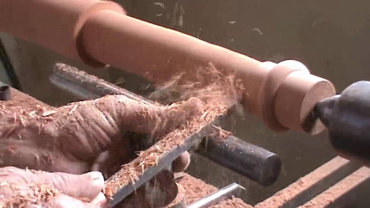 Torneando madeiras no torno de forma artesanal