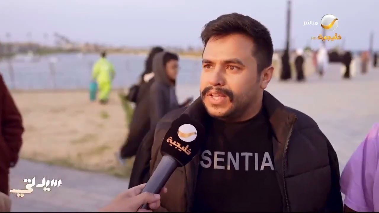كابلز الخبر.. صداقة غريبة على كورنيش الخبر بين بطة وقط.. وإقبال واسع لتصويرهم