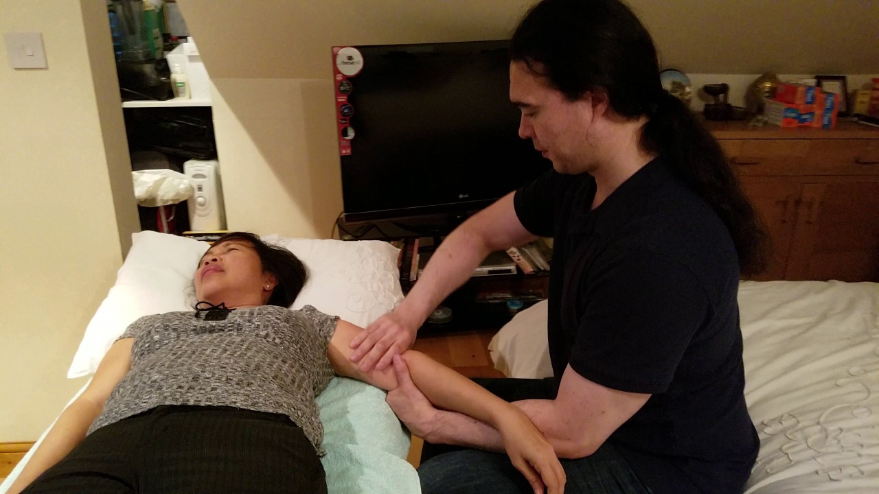 Treating my Aunt with Tuina in London (part 2 of 3)
